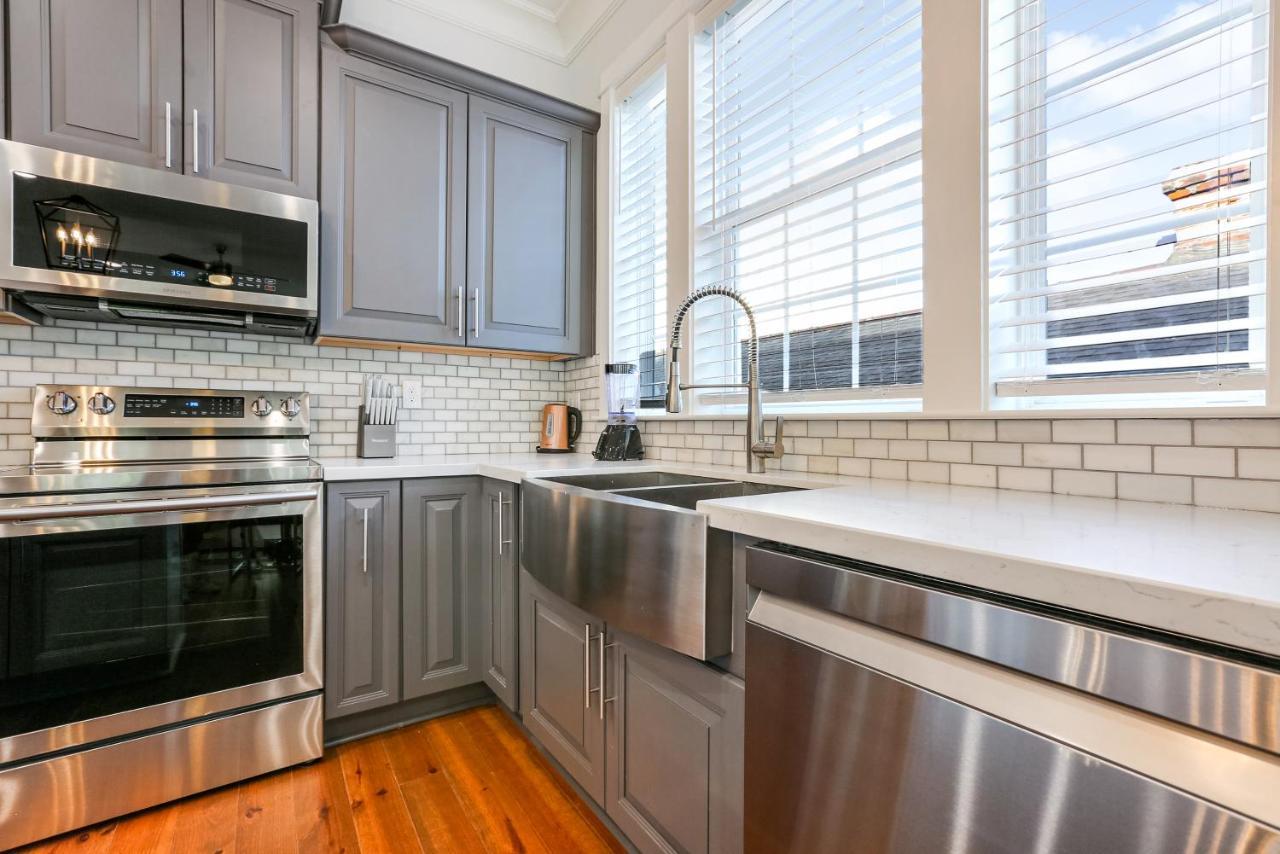 Hosteeva Chic Urban Retreat W Pool Steps To St Charles Ave And Near Bourbon St Appartement New Orleans Buitenkant foto