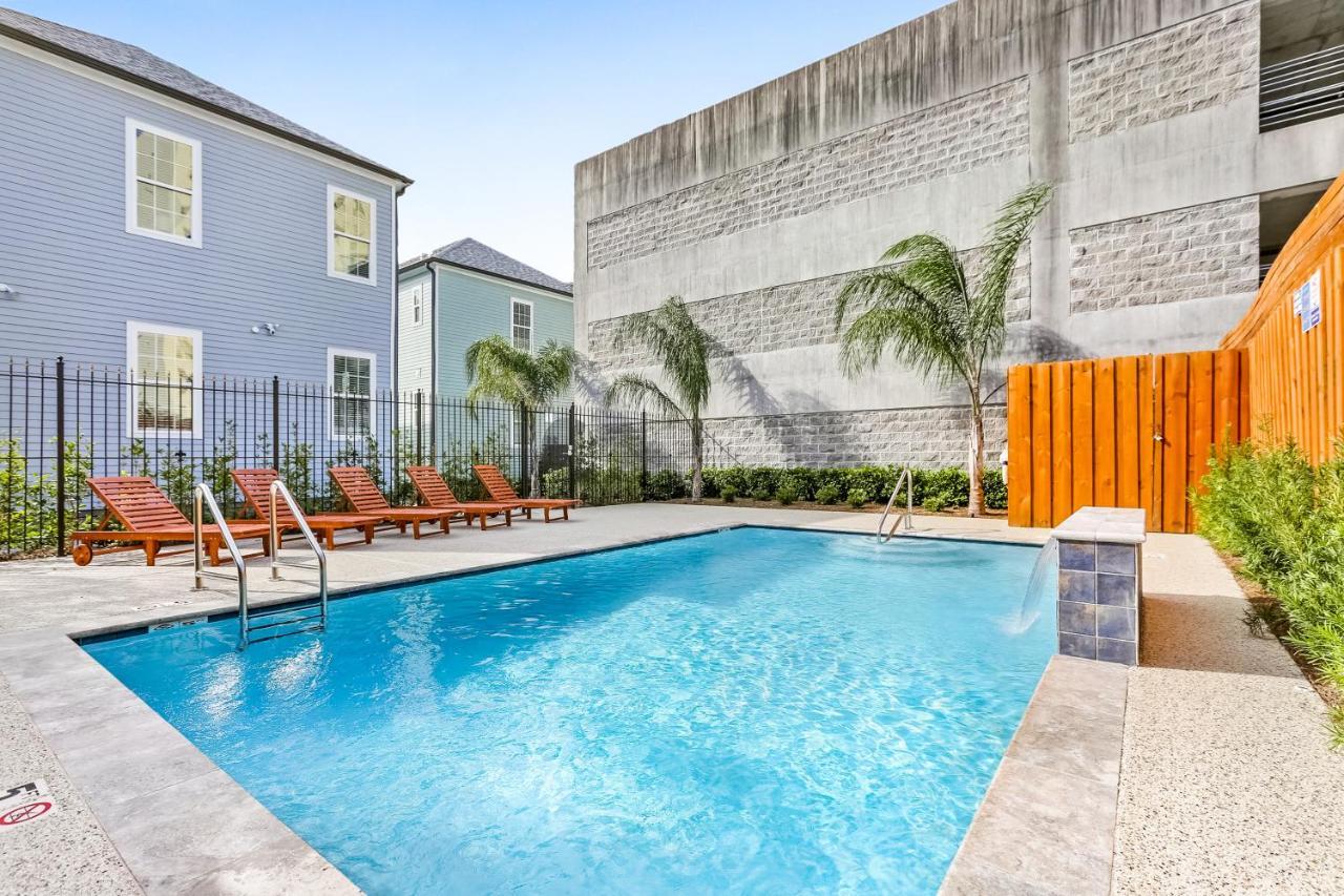 Hosteeva Chic Urban Retreat W Pool Steps To St Charles Ave And Near Bourbon St Appartement New Orleans Buitenkant foto